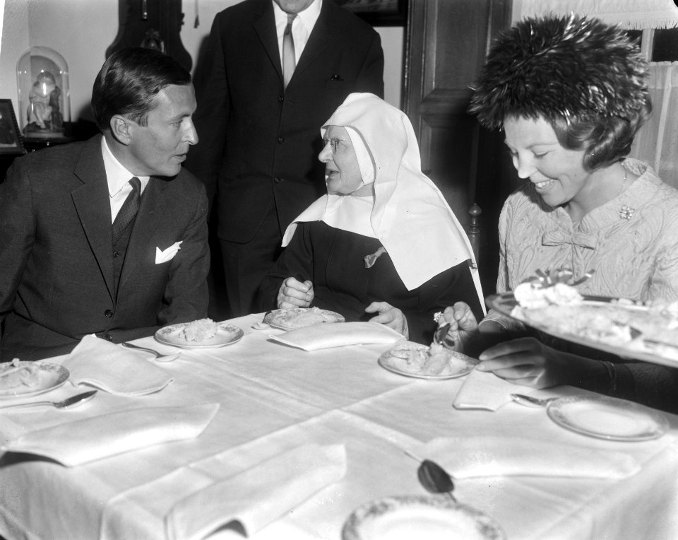 Prinses Beatrix en prins Claus brachten bezoek aan Bre da in het Begijnhof, Bestanddeelnr 919-1807