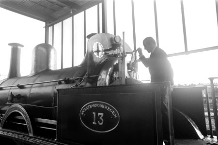 Prins Claus bezoekt Nederlandse Spoorwegen , onder andere het Spoorwegmuseum te , Bestanddeelnr 922-9903 photo
