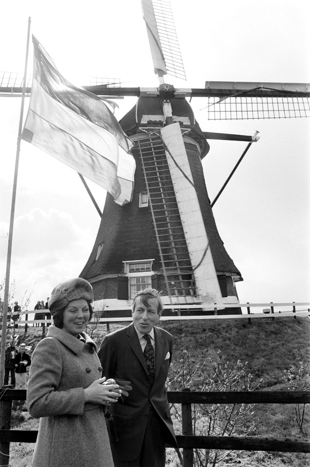 Prinses Beatrix en prins Claus bij molen, Bestanddeelnr 929-1235