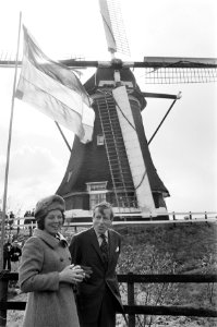 Prinses Beatrix en prins Claus bij molen, Bestanddeelnr 929-1235