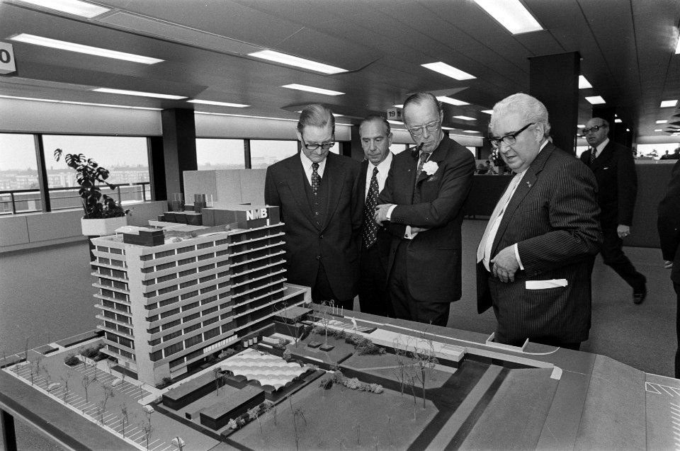 Prins Bernhard opent nieuw gebouw NMB in Amsterdam bij maquette rechts de voorz, Bestanddeelnr 927-2640