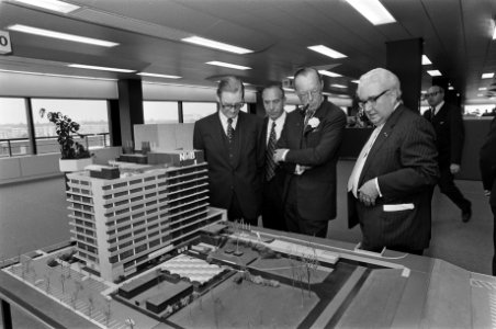 Prins Bernhard opent nieuw gebouw NMB in Amsterdam bij maquette rechts de voorz, Bestanddeelnr 927-2640