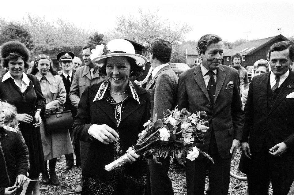 Prinses Beatrix en Prins Claus bezoeken Schouwen Duiveland gezelschap wandelt , Bestanddeelnr 929-7111