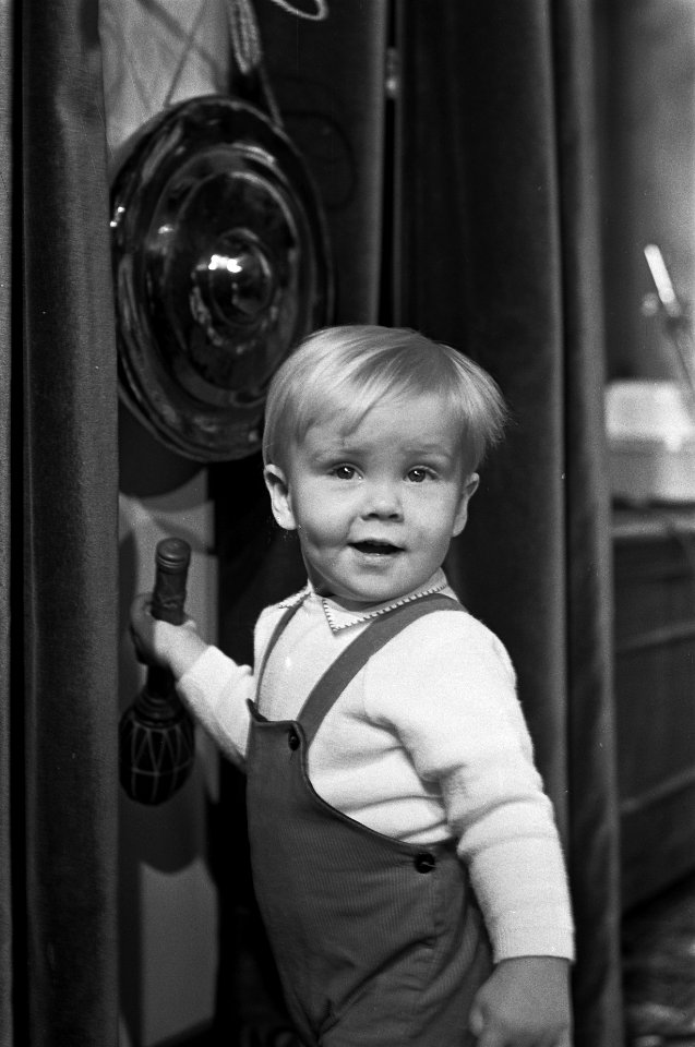 Prinses Beatrix en Prins Claus bieden huwelijkscadeau aan mr. Lim A Po minister , Bestanddeelnr 921-9013