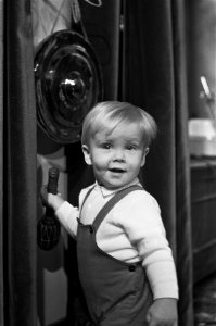 Prinses Beatrix en Prins Claus bieden huwelijkscadeau aan mr. Lim A Po minister , Bestanddeelnr 921-9013