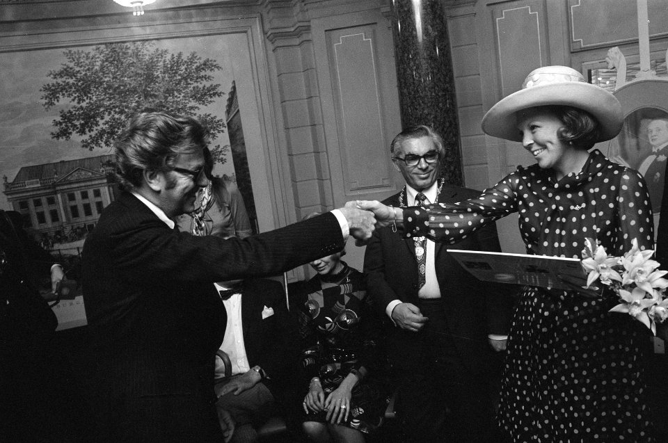 Prinses Beatrix krijgt eerste LP van Albert Vogel met voordrachten uit werk van , Bestanddeelnr 925-8942