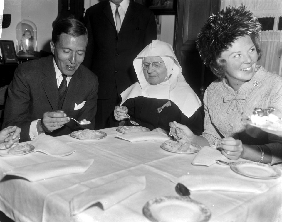 Prinses Beatrix en prins Claus brachten bezoek aan Breda, bezoek aan het Begijnh, Bestanddeelnr 919-1793