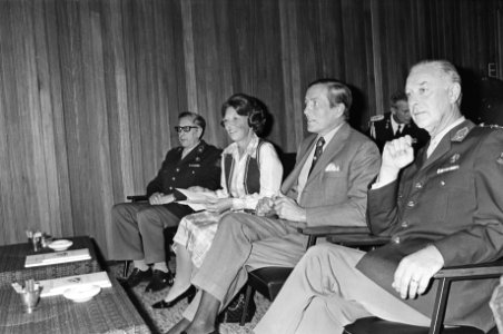 Prinses Beatrix en Prins Claus bij vergadering Legerraad van de Koninklijke Lan…, Bestanddeelnr 929-9058