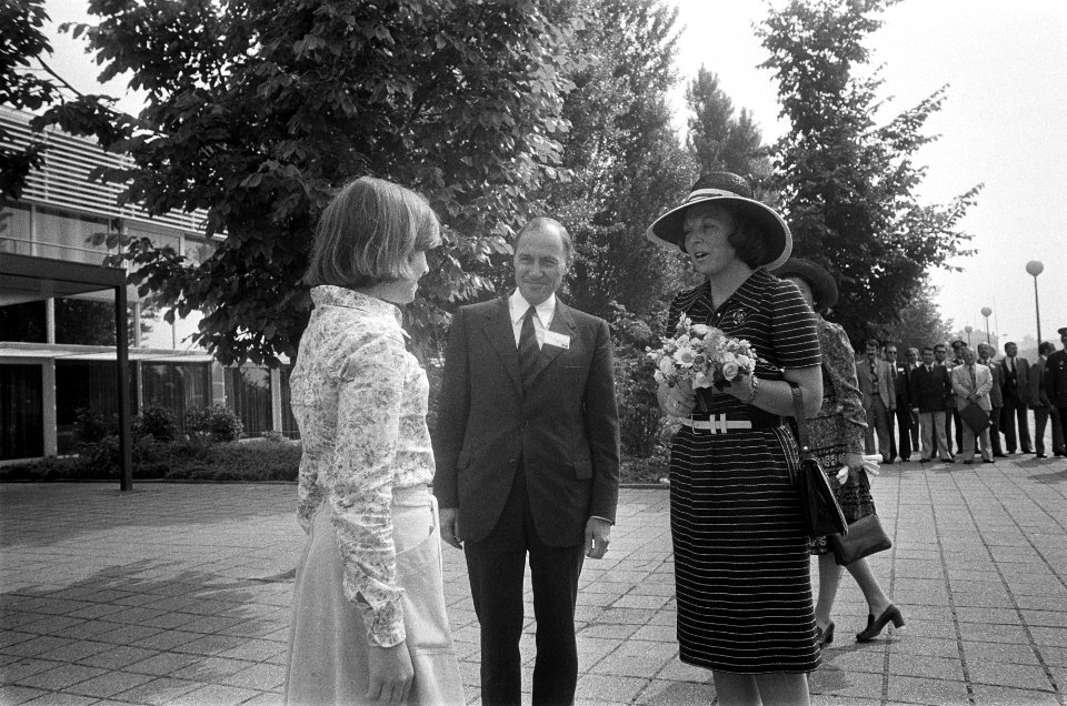 Prinses Beatrix neemt bloemen in ontvangst in het midden de heer De Mol van Ott, Bestanddeelnr 928-0081