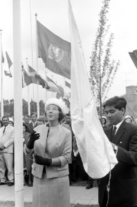 Prinses Beatrix opende clubgebouw studentenclub in Wageningen, met rechts presid, Bestanddeelnr 914-0752