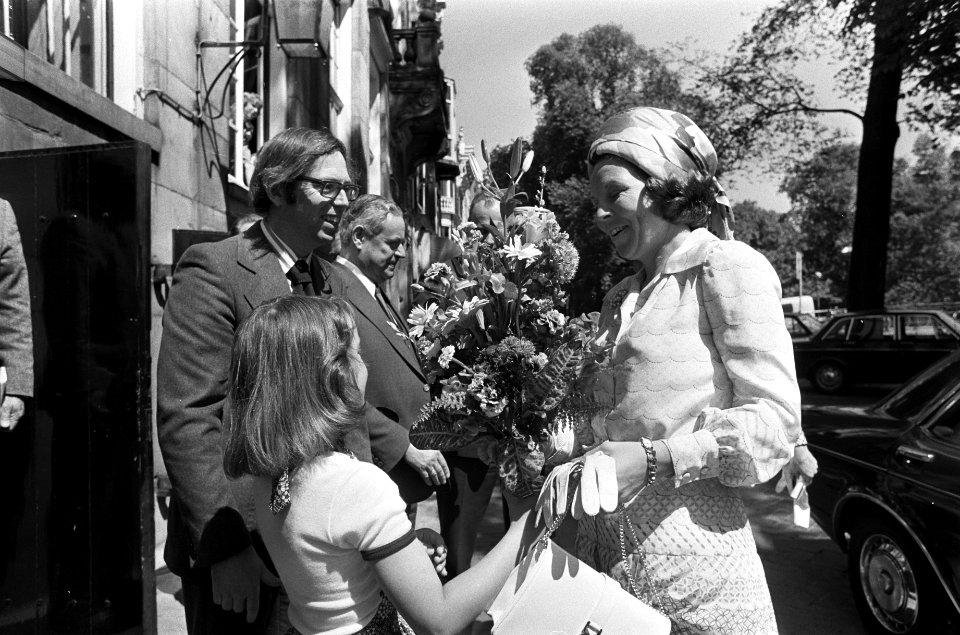 Prinses Beatrix neemt bloemen in ontvangst, Bestanddeelnr 927-9827