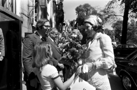 Prinses Beatrix neemt bloemen in ontvangst, Bestanddeelnr 927-9827