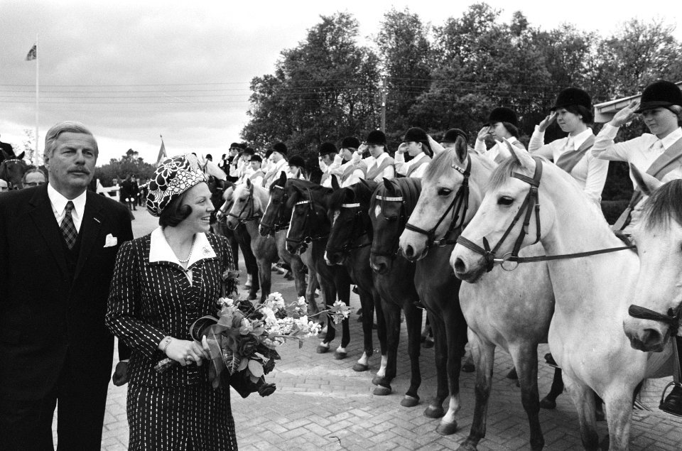 Prinses Beatrix loopt langs de paarden, Bestanddeelnr 927-9446