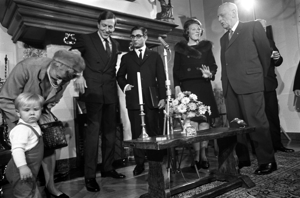 Prinses Beatrix en Prins Claus bieden huwelijkscadeau aan mr. Lim A Po minister , Bestanddeelnr 921-9009