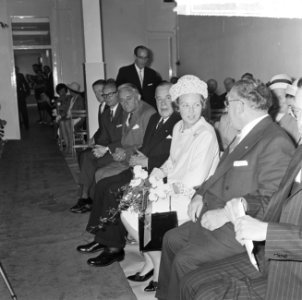 Prinses Beatrix opende blindenbibliotheek in Den Haag , Prinses Beatrix kreeg ba, Bestanddeelnr 916-4803
