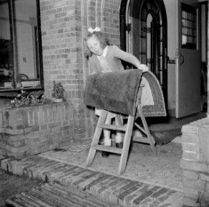 Prinses Beatrix legt een deurmat over een trapje, Bestanddeelnr 255-7412