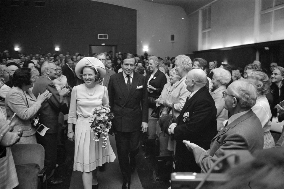 Prinses Beatrix en prins Claus lopen onder applaus door de zaal, Bestanddeelnr 924-6552