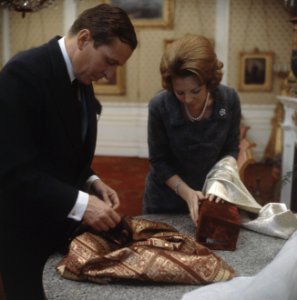 Prinses Beatrix en prins Claus krijgen geschenk aangeboden, Bestanddeelnr 254-7527