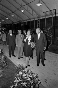 Prinses Beatrix met C. Schoon, voorzitter van het bestuur van Liliade, tijdens …, Bestanddeelnr 923-6378