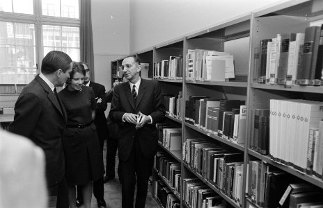 Prins Claus bezoekt School voor Journalistiek te Utrecht. Rechts schooldirecteur, Bestanddeelnr 921-8482