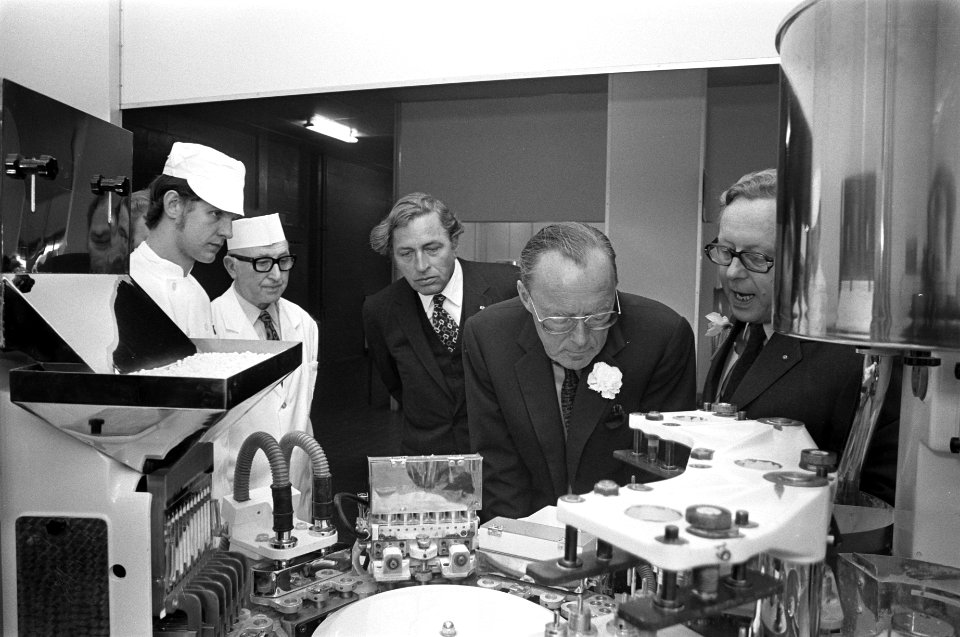 Prins Bernhard opent nieuw gebouw van Merck, Scharp en Dohme te Haarlem, Bestanddeelnr 925-5122