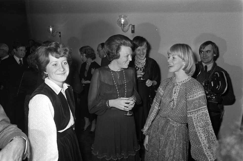 Prinses Beatrix met Irene den Herder (rechts) en Theodora Geraets, Bestanddeelnr 930-1847