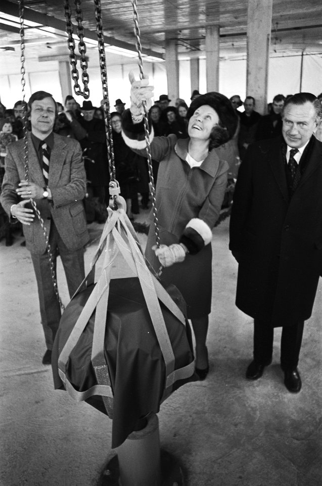 Prinses Beatrix legt eerste steen Adriaanstichting in Rotterdam Prinses Beatrix, Bestanddeelnr 928-4804