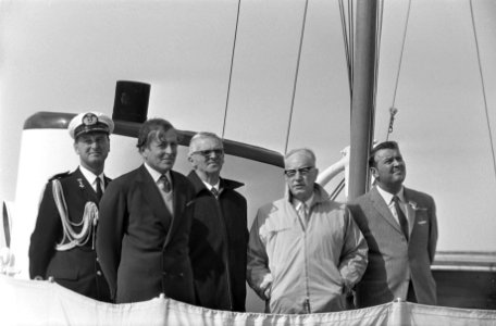 Prinses Beatrix en Prins Claus bij Visserijdagen te Harlingen met kinderen, Bestanddeelnr 922-7282