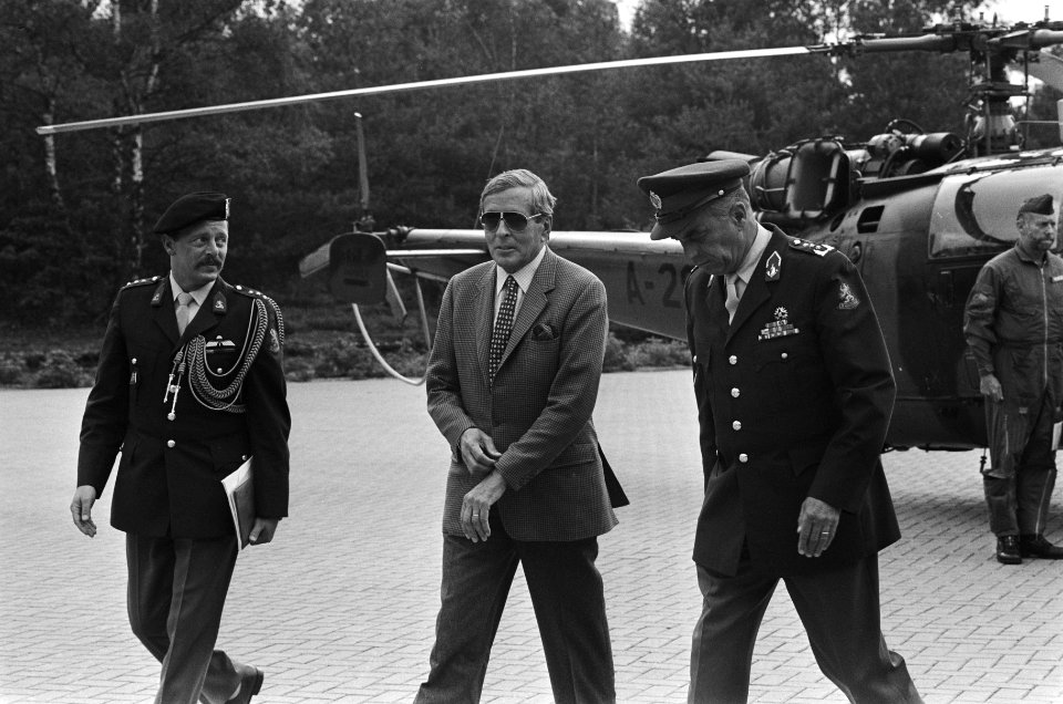 Prins Claus bezoekt pantser-infanteriebataljons Garde Grenadiers Jagers en Fusel, Bestanddeelnr 933-4019