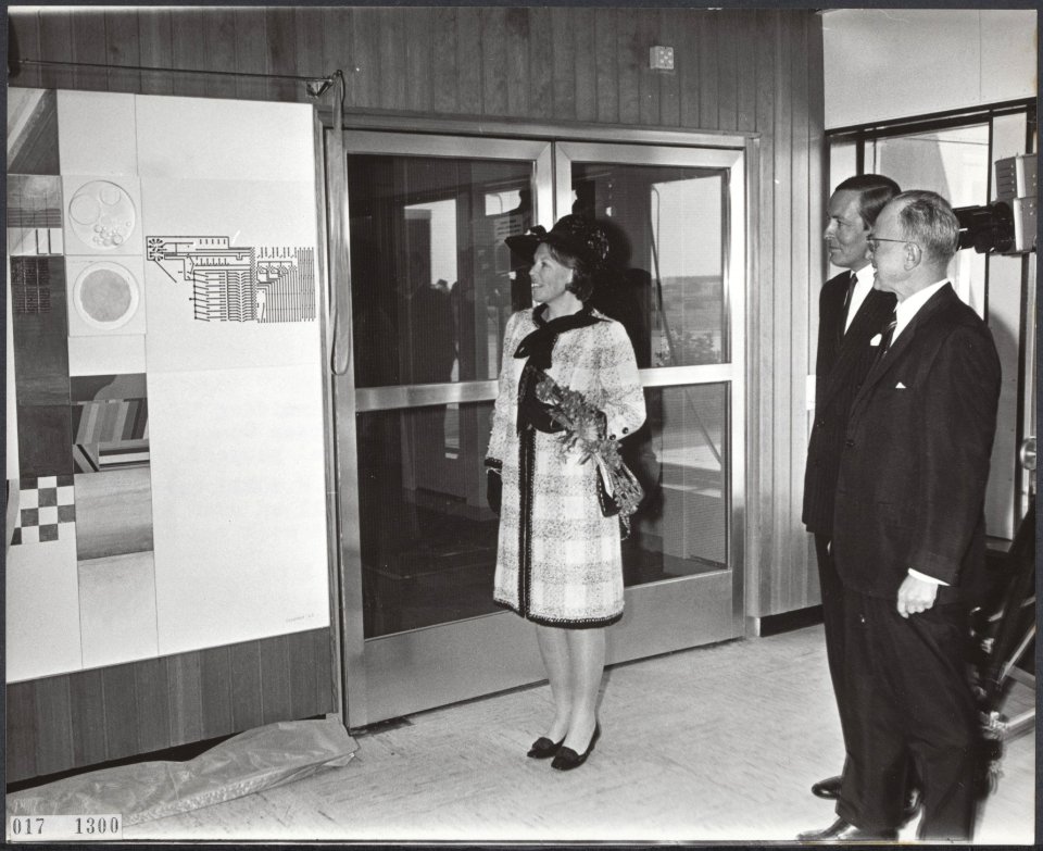 Prinses Beatrix en Prins Claus en Hermann Bondi, 1968, bij opening ESTEC, rondleiding, Bestanddeelnr 017-1300