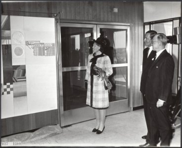Prinses Beatrix en Prins Claus en Hermann Bondi, 1968, bij opening ESTEC, rondleiding, Bestanddeelnr 017-1300
