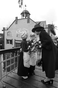 Prinses Beatrix krijgt bloemen aangeboden bij aankomst op de achtergrond de Br, Bestanddeelnr 930-1978