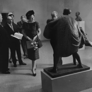 Prinses Beatrix met directeur A.J. de Lorm bij een beeldhouwwerk, Bestanddeelnr 915-9748