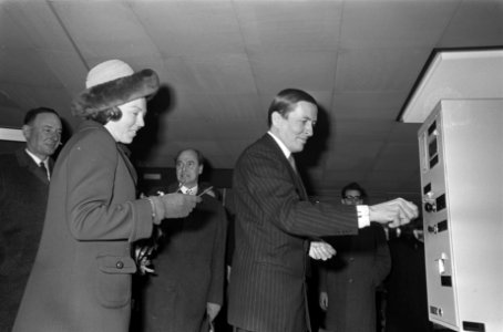 Prinses Beatrix en prins Claus maken eerste rit Rotterdamse metro, prinses Beatr, Bestanddeelnr 921-0609