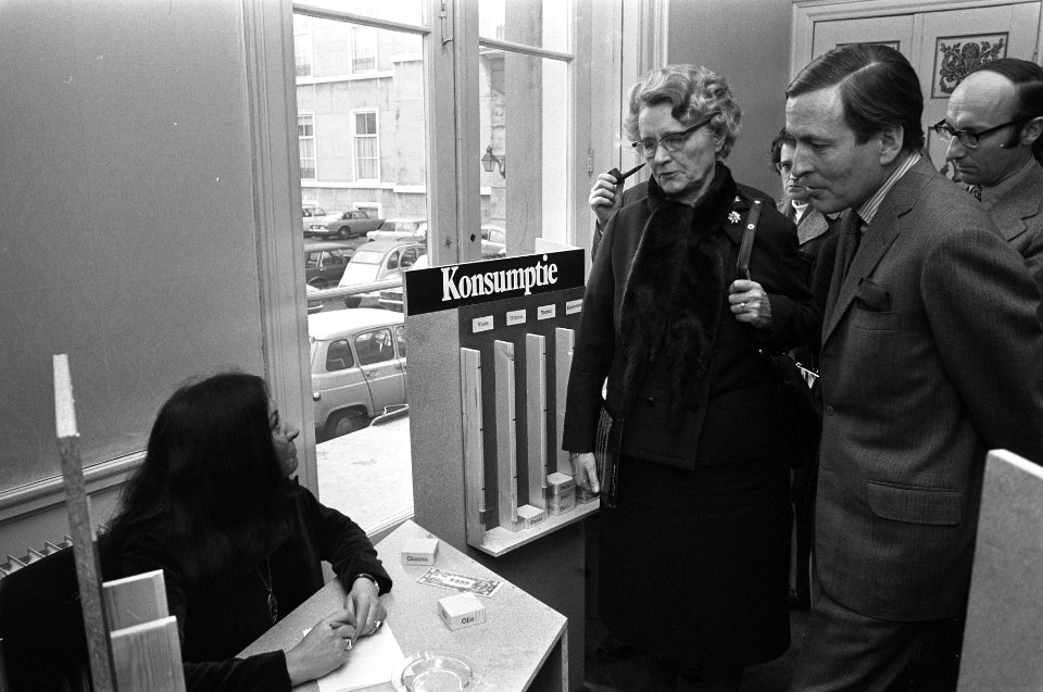 Prins Claus bezoekt tentoonstelling Arm Rijk = geen verhouding, Bestanddeelnr 926-2013