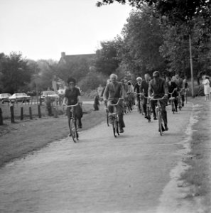 Prinses Beatrix en Prins Claus , tweede dag op de fiets tijdens werkbezoek in Dr, Bestanddeelnr 926-6964