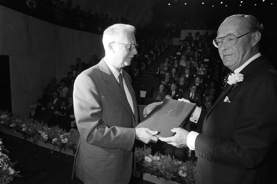 Prins Bernhard overhandigt de prijs, Bestanddeelnr 931-7329