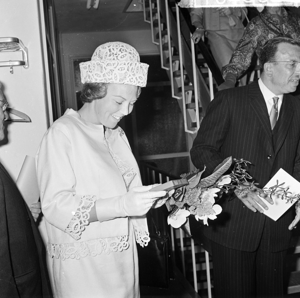 Prinses Beatrix opende blindenbibliotheek in Den Haag , Prinses Beatrix kreeg ba, Bestanddeelnr 916-4802