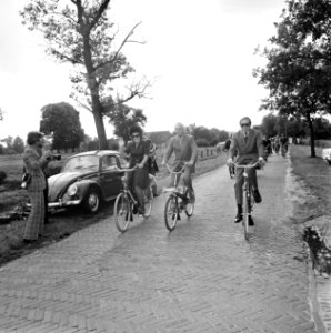 Prinses Beatrix en Prins Claus , tweede dag op de fiets tijdens werkbezoek in Dr, Bestanddeelnr 926-6961