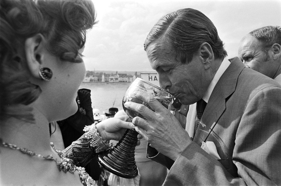 Prinses Beatrix en Prins Claus bezoeken Bonn (BRD), tijdens Rijntocht drinkt Pri, Bestanddeelnr 928-7838