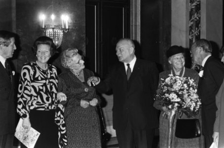 Prins Bernhard reikt Erasmusprijs'85 uit aan Franse stedebouwkundige Paul Delouv, Bestanddeelnr 933-4949