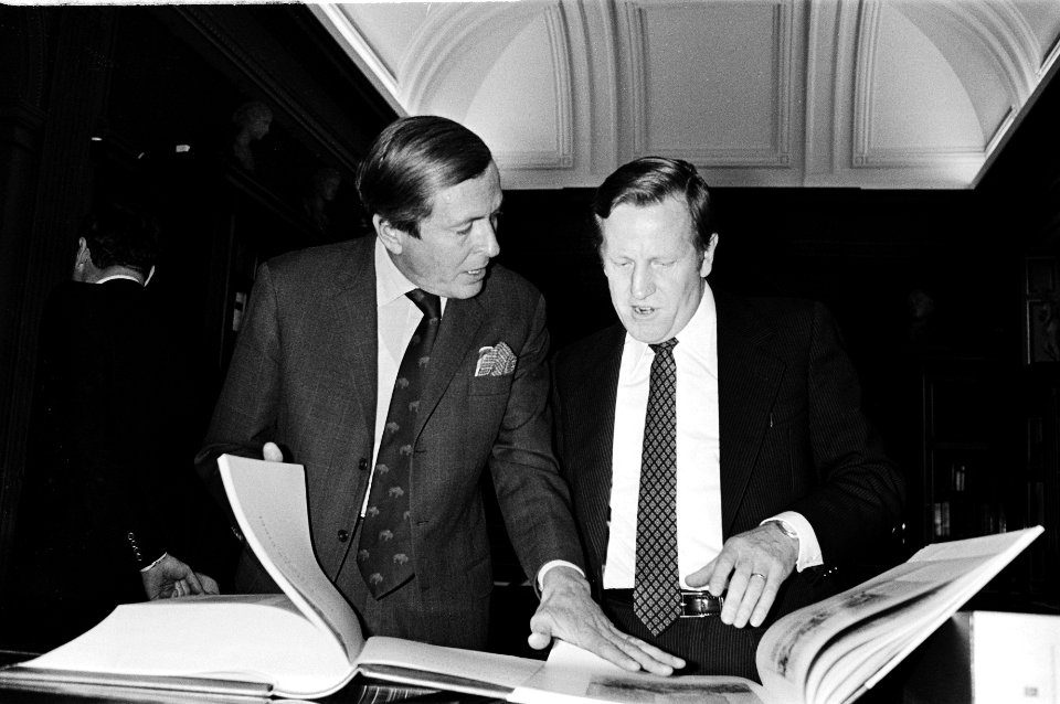 Prins Claus bekijkt met de heer A.Vis, directeur van Repro Holland, de bijbel, Bestanddeelnr 930-5541