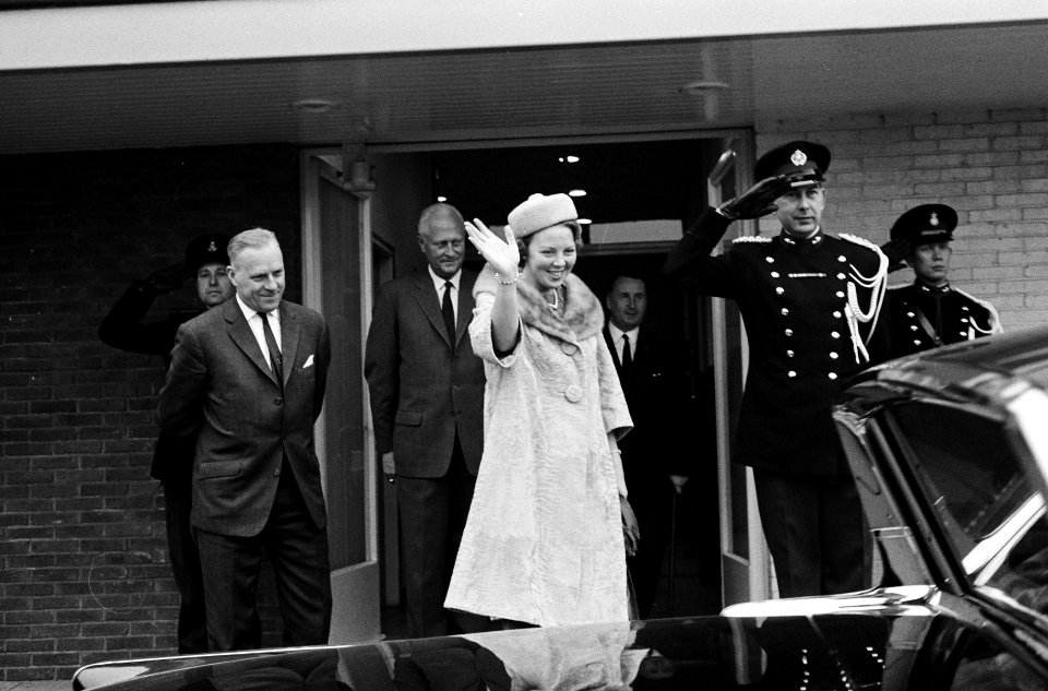 Prinses Beatrix naar Japan Prinses Beatrix in gesprek bij de hofauto, Bestanddeelnr 914-9896