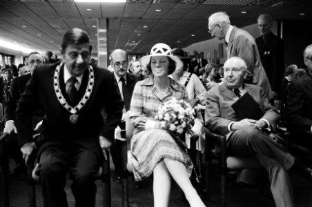 Prinses Beatrix met rechts burgemeester HJ Eijsink, Bestanddeelnr 930-2807