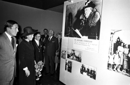 Prinses Beatrix en prins Claus bij foto's van de koninklijke familie, Bestanddeelnr 924-5314