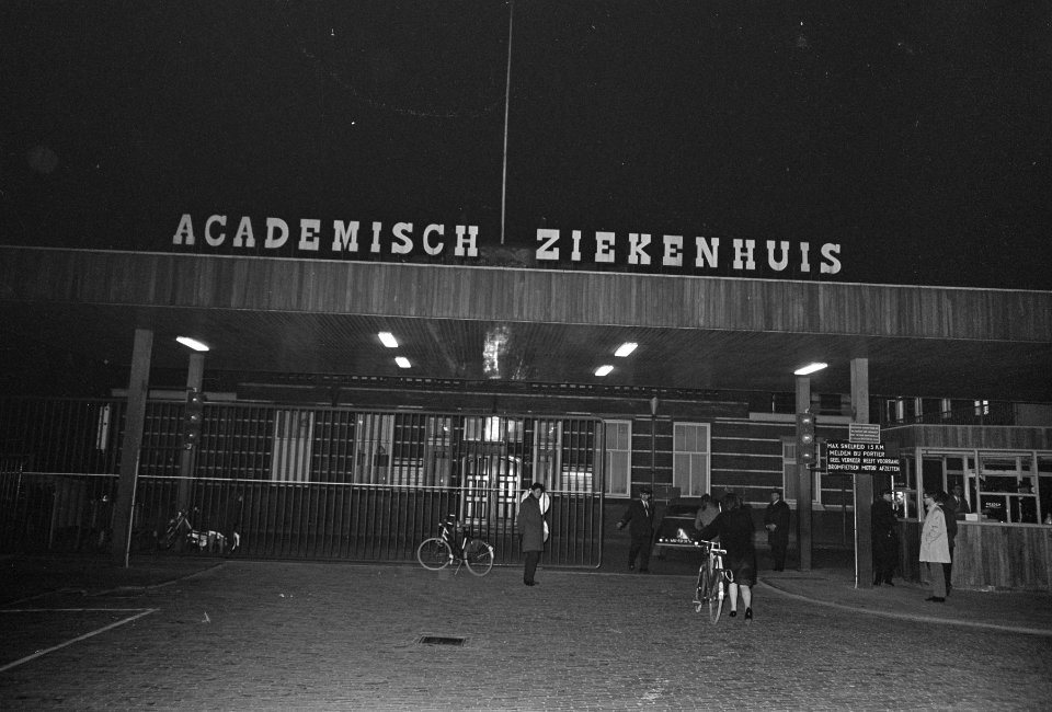 Prinses Beatrix naar Academisch Ziekenhuis te Utrecht, dranghekken voor ziekenhu, Bestanddeelnr 920-2650