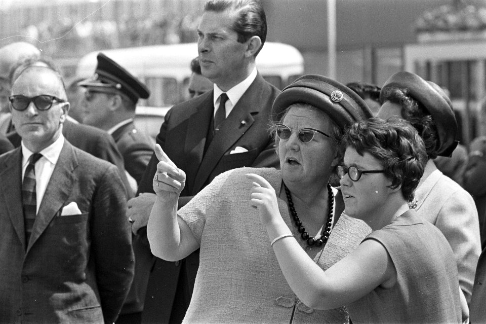 Prinses Beatrix en prins Claus naar de West, koningin Juliana wijst prinses Chri, Bestanddeelnr 919-3138