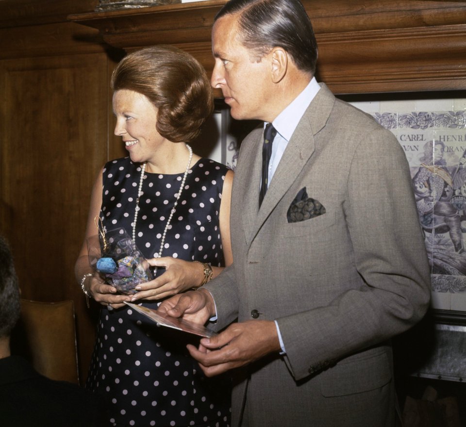 Prinses Beatrix en Prins Claus ontvangen 2 Surinaamse kinderen op Drakensteijn i, Bestanddeelnr 254-8566