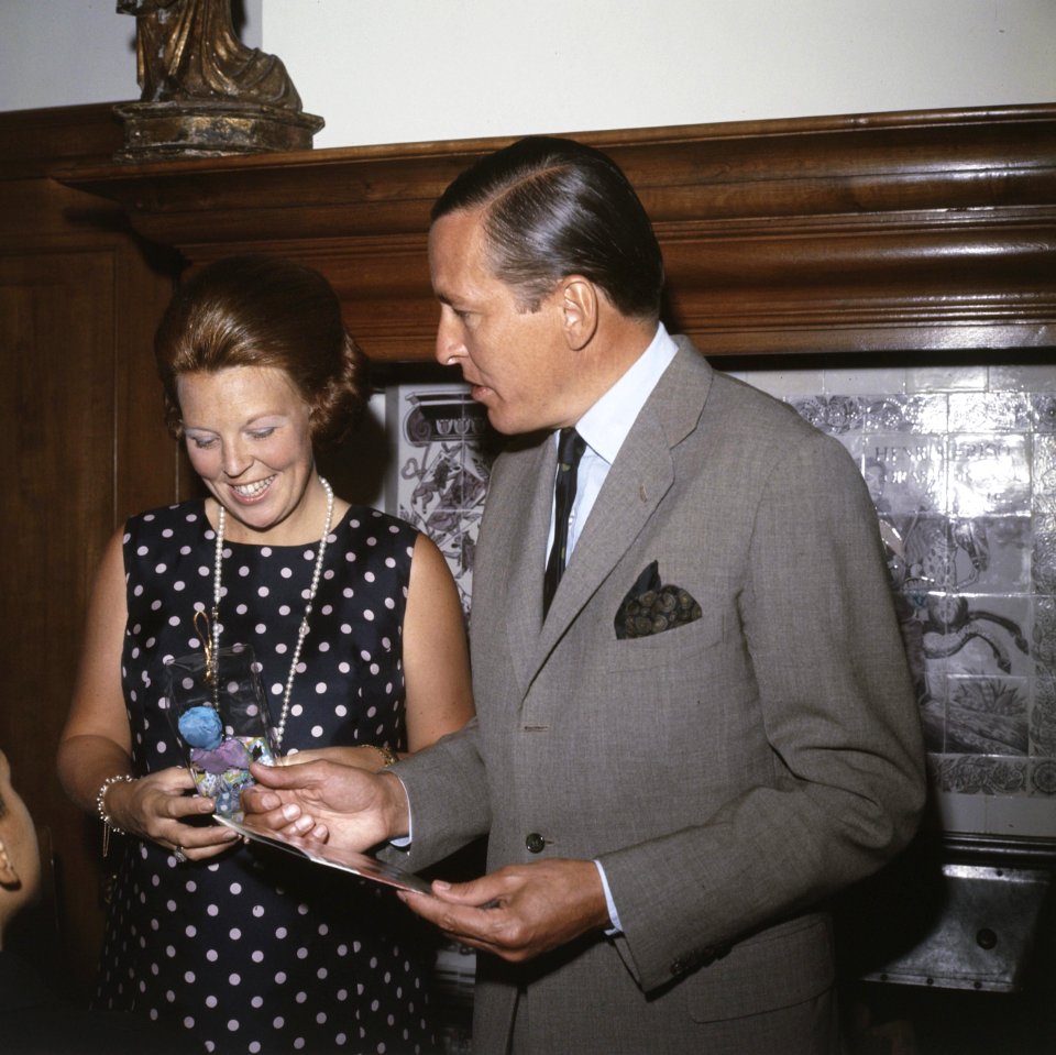 Prinses Beatrix en Prins Claus ontvangen 2 Surinaamse kinderen op Drakensteijn i, Bestanddeelnr 254-8565