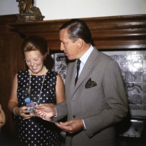 Prinses Beatrix en Prins Claus ontvangen 2 Surinaamse kinderen op Drakensteijn i, Bestanddeelnr 254-8565